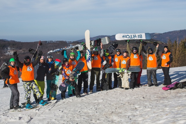 wszyscy uczestnicy obozu z deskami snowboardowymi