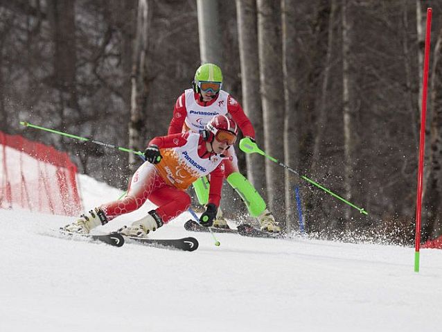 Maciej Krężel jedzie za swoją przewodniczką Anną Ogarzyńską podczas slalomu w Soczi
