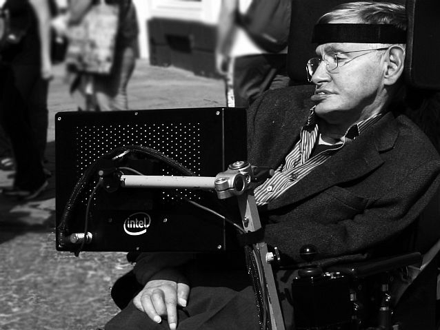 Czarno-białe zdjęcie siedzącego na wózku Stephena Hawkinga