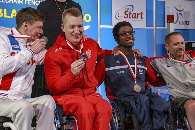 Czworo zawodników na wózkach prezentuje swoje medale