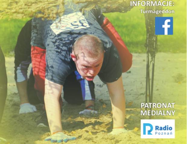 chłopak z zespołem Downa biegnie schylony, podpierając się rękami po piasku podczas biegu z przeszkodami