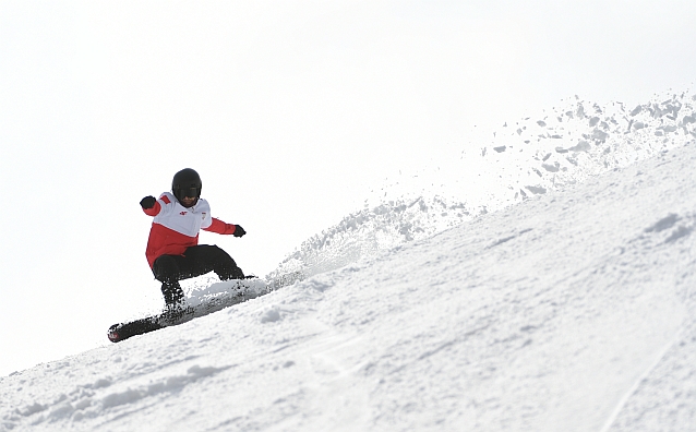 Wojciech Taraba jedzie na snowboardzie