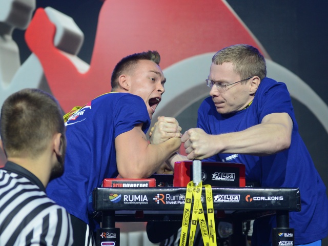 dwóch zawodników z niepełnosprawnością podczas zawodów siłowania na rękę