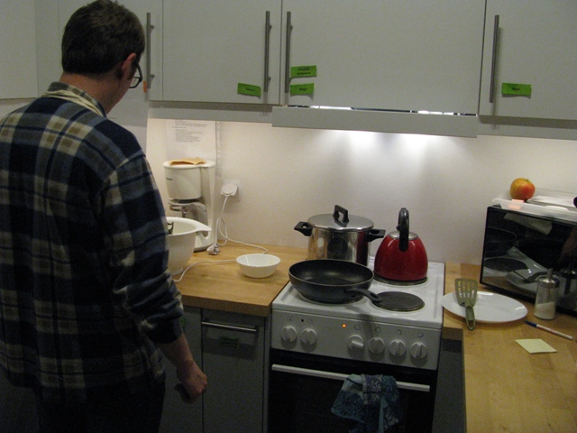 mężczyzna przygotowuje w kuchni posiłek