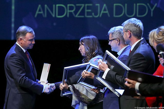 Prezydent Andrzej Duda wręcza statuetkę i dyplomy wyróżnionym
