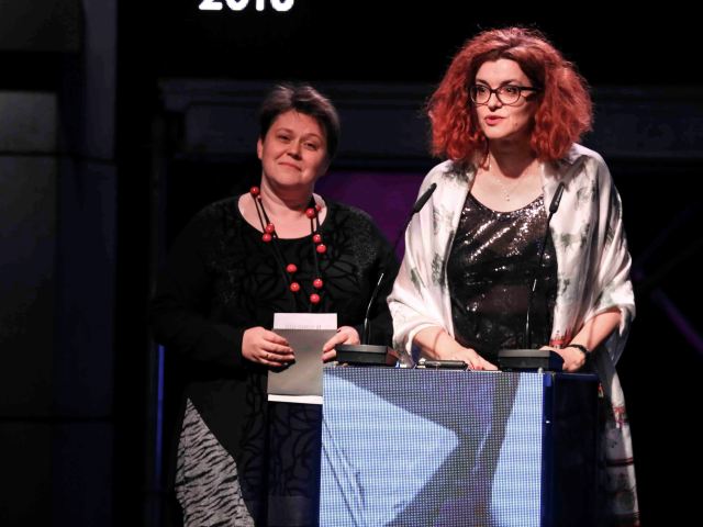 Donata Kończyk i Anna Kosik-Kłopotowska która przemawia przez mikrofon obok stoi Donata Kończyk