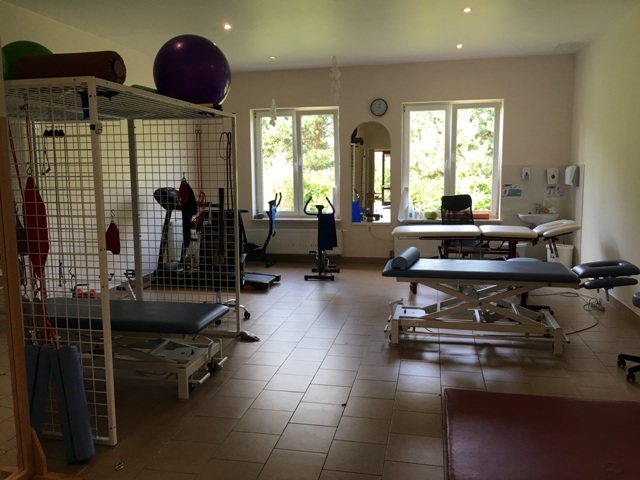 duża sala do rehabilitacji widać łóżka rehabilitacyjne inny sprzęt do ćwiczeń