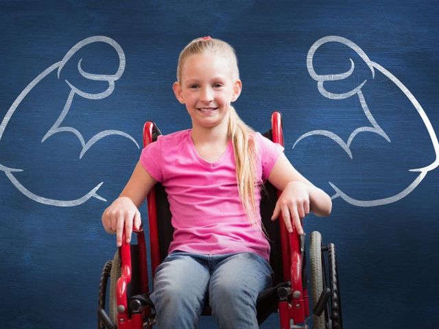 uśmiechnięta około 8-letnia dziewczynka siedzi na wózku za nią niebiesko tło na którym po obu stronach narysowane są bicepsy na wysokości ramion dziecka