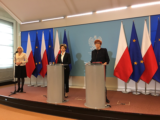 Konferencja prasowa. Za mównicami stoją m.in. minister Elżbieta Rafalska i prezes PFRON Marlena Maląg