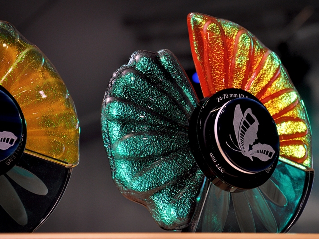 statuetki nagrody motyle w kształcie kolorowych skrzydeł motyla