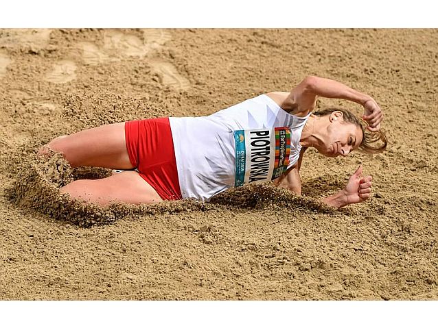 Marta Piotrowska ląduje w piasku po skoku w dal