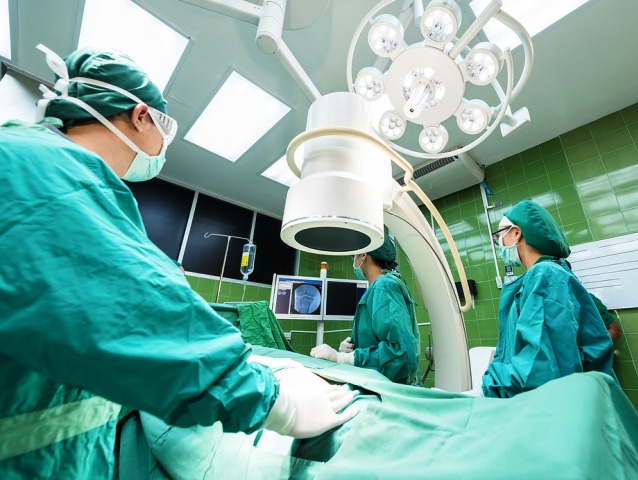 lekarze podczas operacji lub zabiegu