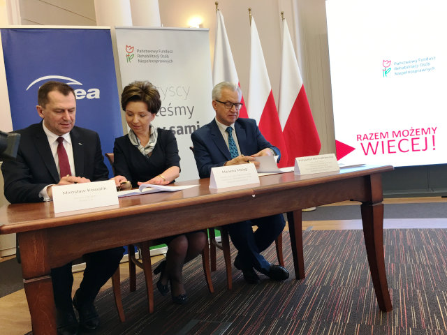 Podpisanie porozumienia od lewej przedstawiciel firmy ENEA, prezes PFRON Marlena Maląg i Krzysztof Michałkiewicz