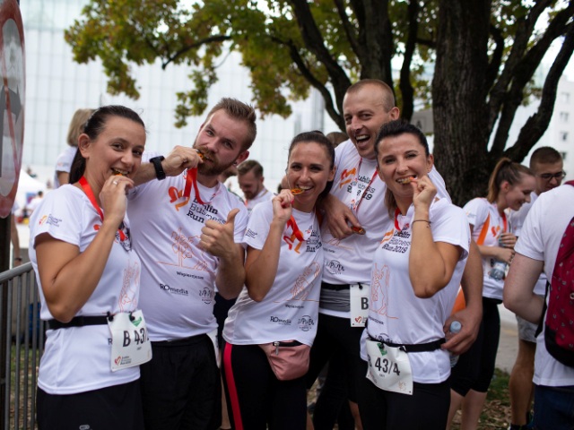 trzy kobiety i dwóch mężczyzn drużyna biegowa z Lublina stoją uśmiechnięci z medalami w zębach