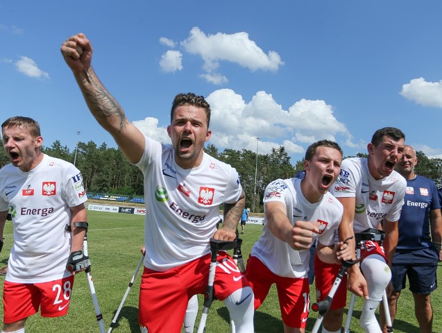 polscy zawodnicy amp futbolu krzyczą na murawie