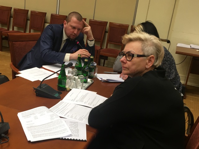 Tomasz Przybyszewski mówi o wiadomościach Czytelników portalu niepelnosprawni.pl podczas posiedzenia, obok niego Ewa Pawłowska, prezes Integracji