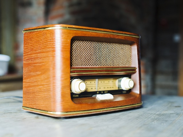 radioodbiornik w stylu vintage w drewianej obudowie