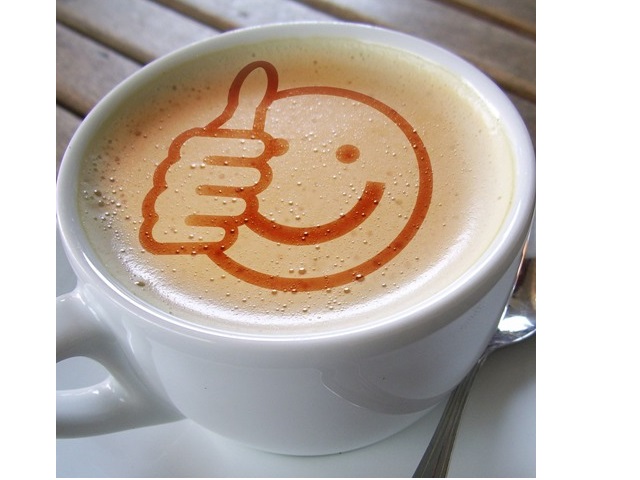 filizanka z kawą na piance narysowana usmiechnięta buźka i kciuk uniesiony w górę