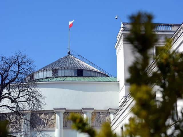 widoczny dach z polską flagą na polskim sejmie