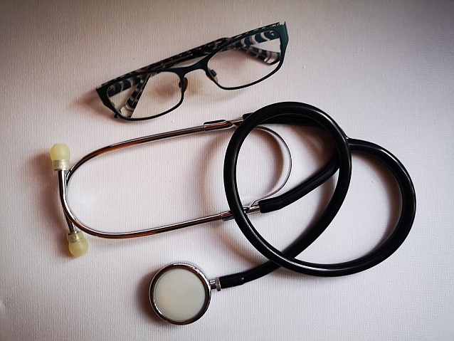 Na blacie leżą stetoskop i okulary