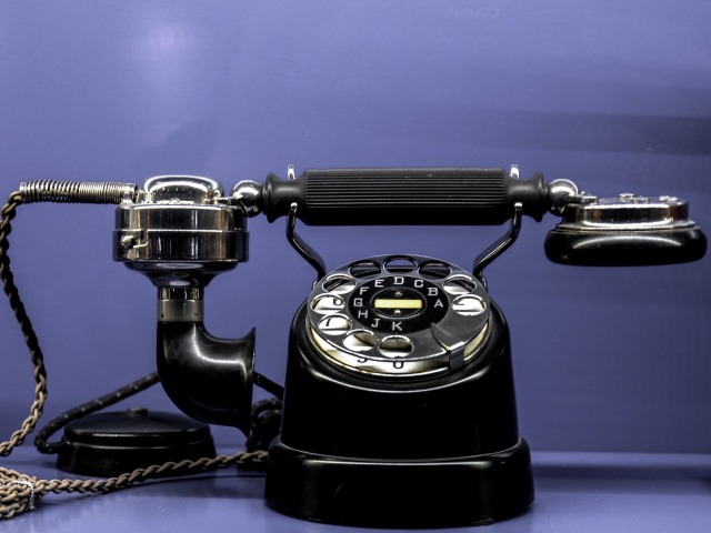 telefon stacjonarny starego typu w kolorze czarnym