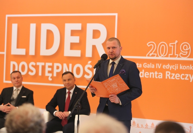 Tomasz Przybysz-Przybyszewski przemawia podczas gali Lider Dostępności