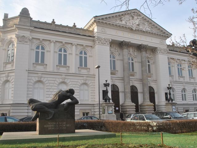 Fasada Zachęty w Warszawie przed nią pomnik Peowiaka