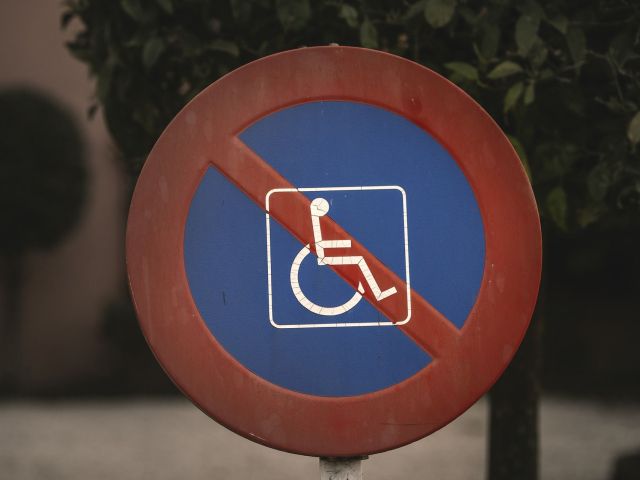 znak zakazu z przekreślonym symbolem osoby z niepełnosprawnością