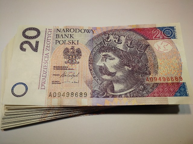 banknoty 20-złotowe ułożone w słupek