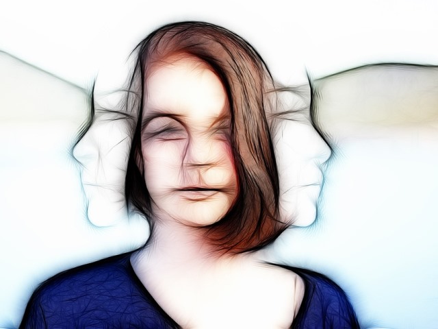 rysunek kobiety ze zniekształconą twarzą