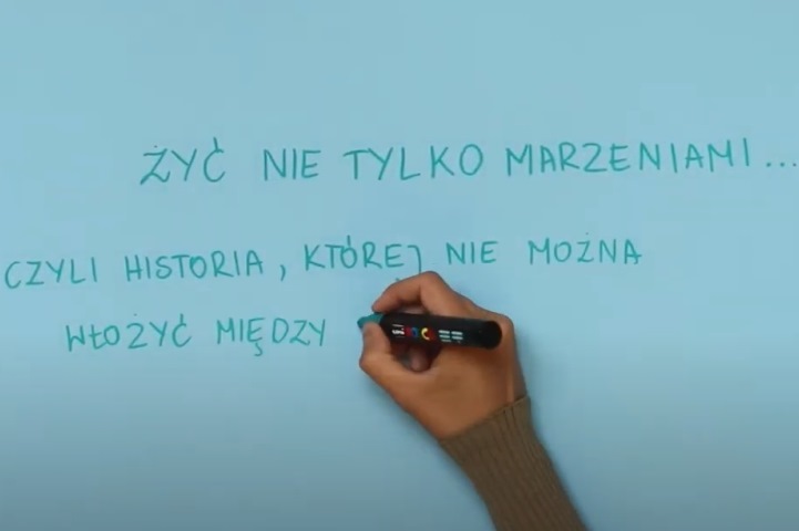 początkowa plansza z filmu ręka pisze na turkusowym tle tytuł filmu