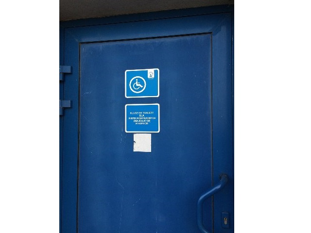 niebieskie drzwi do WC ze znaczkiem osoby na wózku i informacją że klucz dostępny w bufecie