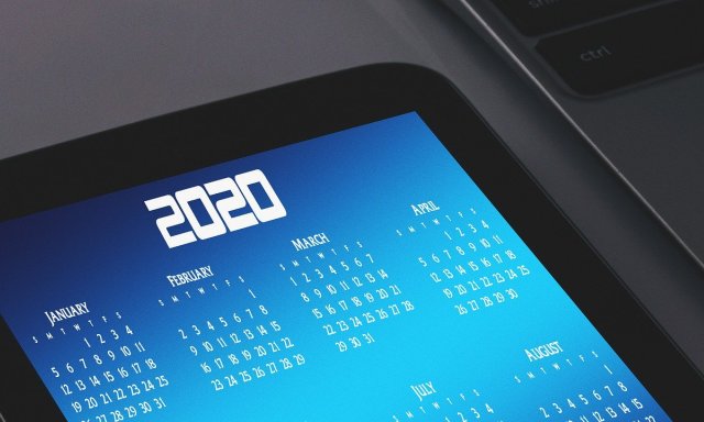 tablet z wyświetlonym kalendarzem 2020 r.