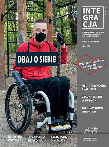 Okładka magazynu Integracja. Na zdjęciu młody mężczyzna w maseczce na wózku, trzyma zwisającą linę na placu zabaw. Napis brzmi: dbaj o siebie!