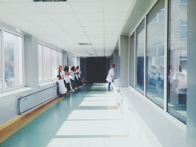korytarz szpitalny, w tle pielęgniarki