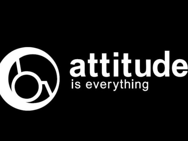 na czarnym tle napis attitude is everything nastawienie jest wszystkim