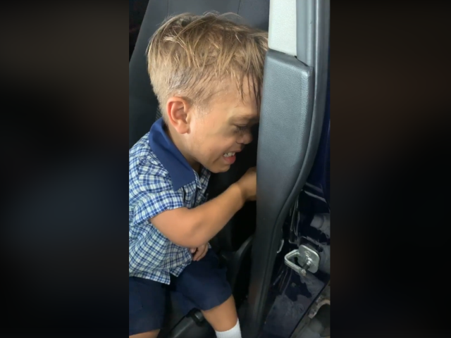 9-letni chłopiec płacze w samochodzie