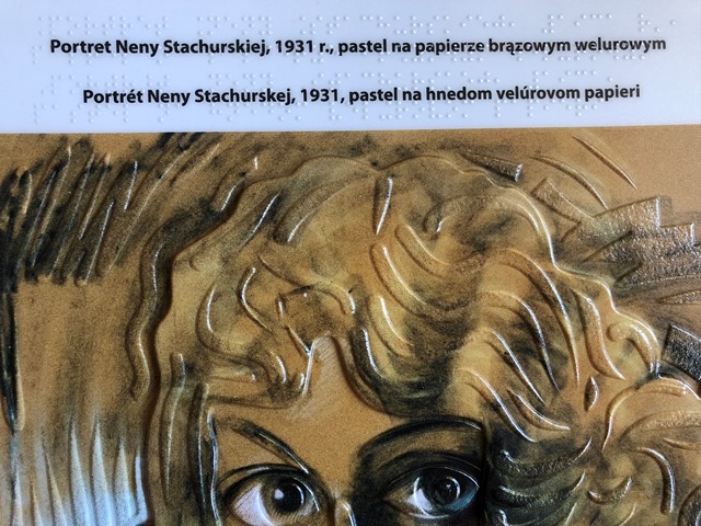 Portret Neny Stachurskiej autorstwa Witkacego na górze na niebieskim pasku napis brajlem