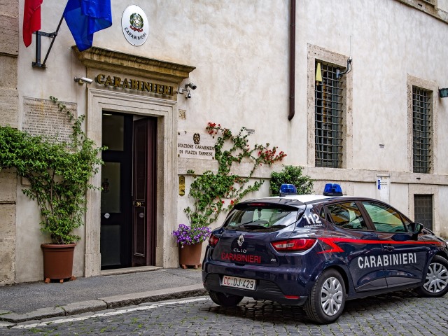 samochód z napisem carabinieri stoi przed włoskim posterunkiem policji
