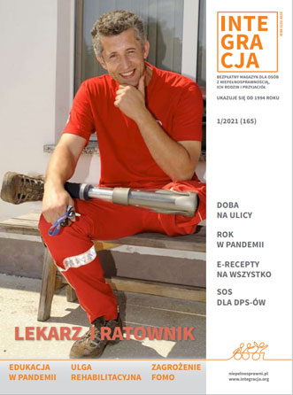 Okładka magazynu Integracja. Na okładce uśmiechnięty ratownik pogotowia z protezą nogi