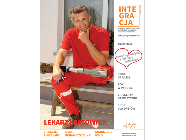 Okładka magazynu Integracja. Na okładce uśmiechnięty ratownik pogotowia z protezą nogi