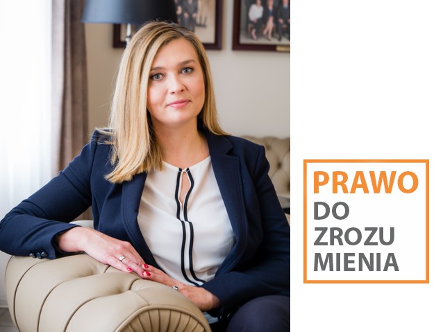 Ilona Sądel-Bendkowska elegancko ubrana pozuje do zdjęcia siedząc w fotelu. Obok napis: Prawo do zrozumienia