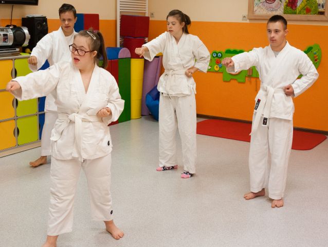 grupa dzieci ćwiczy karate