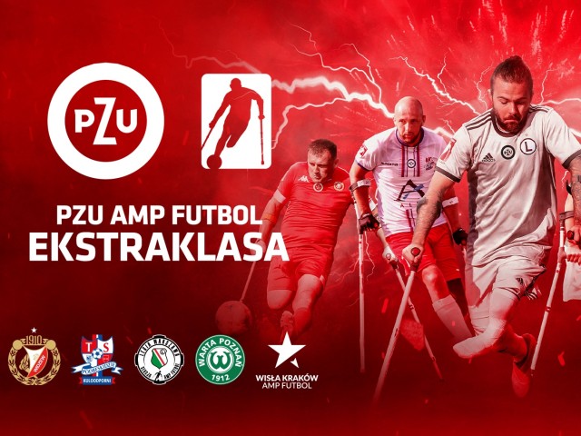 Grafika podzielona na dwie części. Z lewej na czerwonym tle jest napis PZU Amp Futbol Ekstraklasa, poniżej logotypy. Po prawje stronie jest trzech zawodników z amptubolu