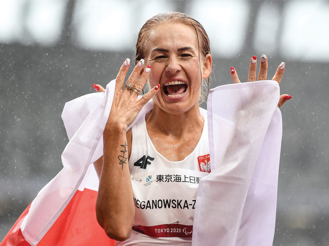 Barbara Bieganowska-Zając cieszy się z flagą Polski