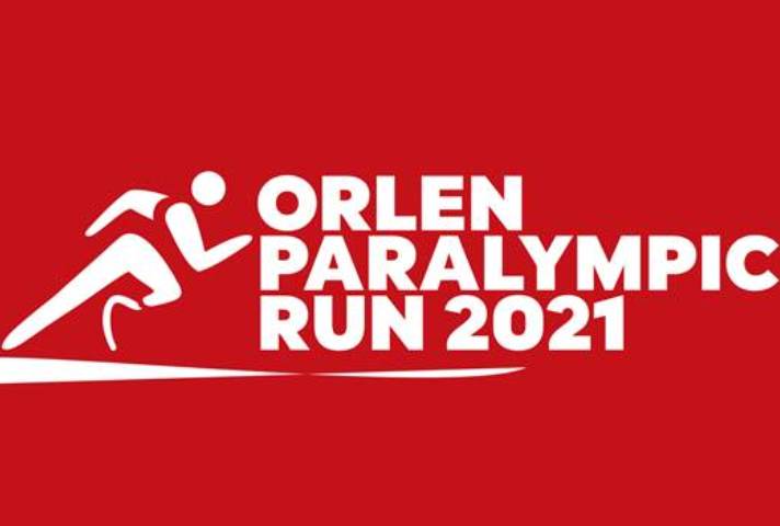 grafika na czerwonym tle biały napis orlen paralympic run 2021