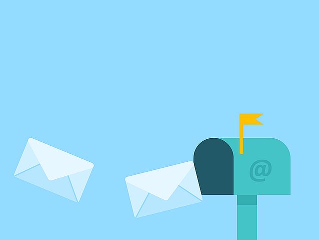 Listy wylatują ze skrzynki pocztowej ze znaczkiem e-maila
