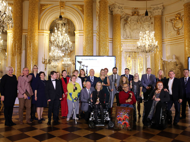 laureaci konkursu Człowiek bez barier wraz z organizatorami na wspólnym zdjęciu w sali Zamku Królewskiego w Warszawie