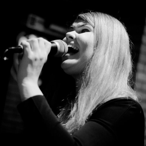 Daria Barszczyk podczas występu śpiewa do mikrofonu