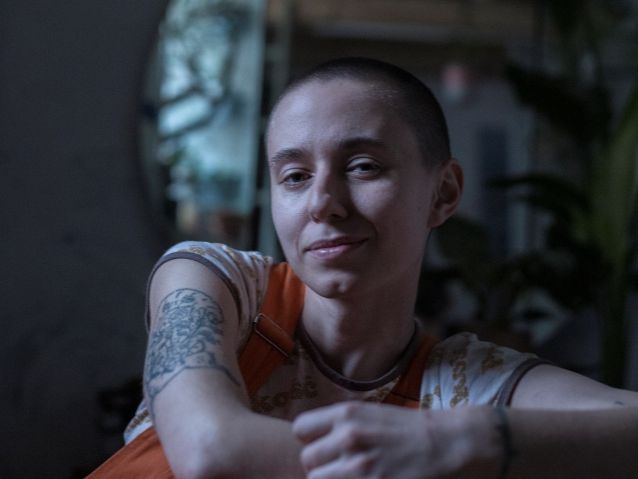 Dorota Kotas - młoda kobieta ostrzyżona "na zapałkę", z tatuażem na prawym ramieniu